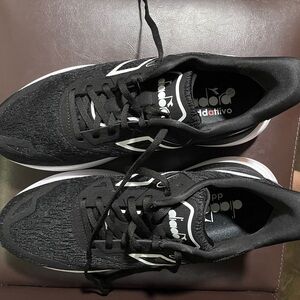 Diadora Black and White Nucleo 2 Shoes